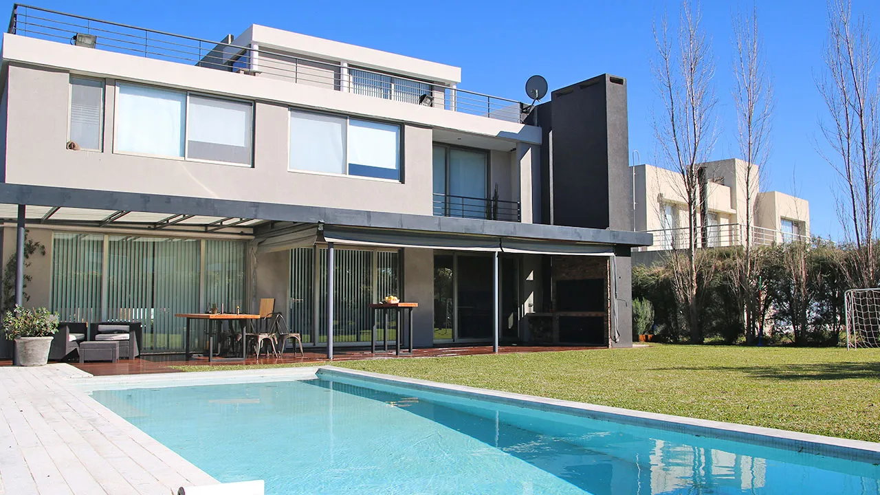 Vivienda de dos plantas terminada con pileta