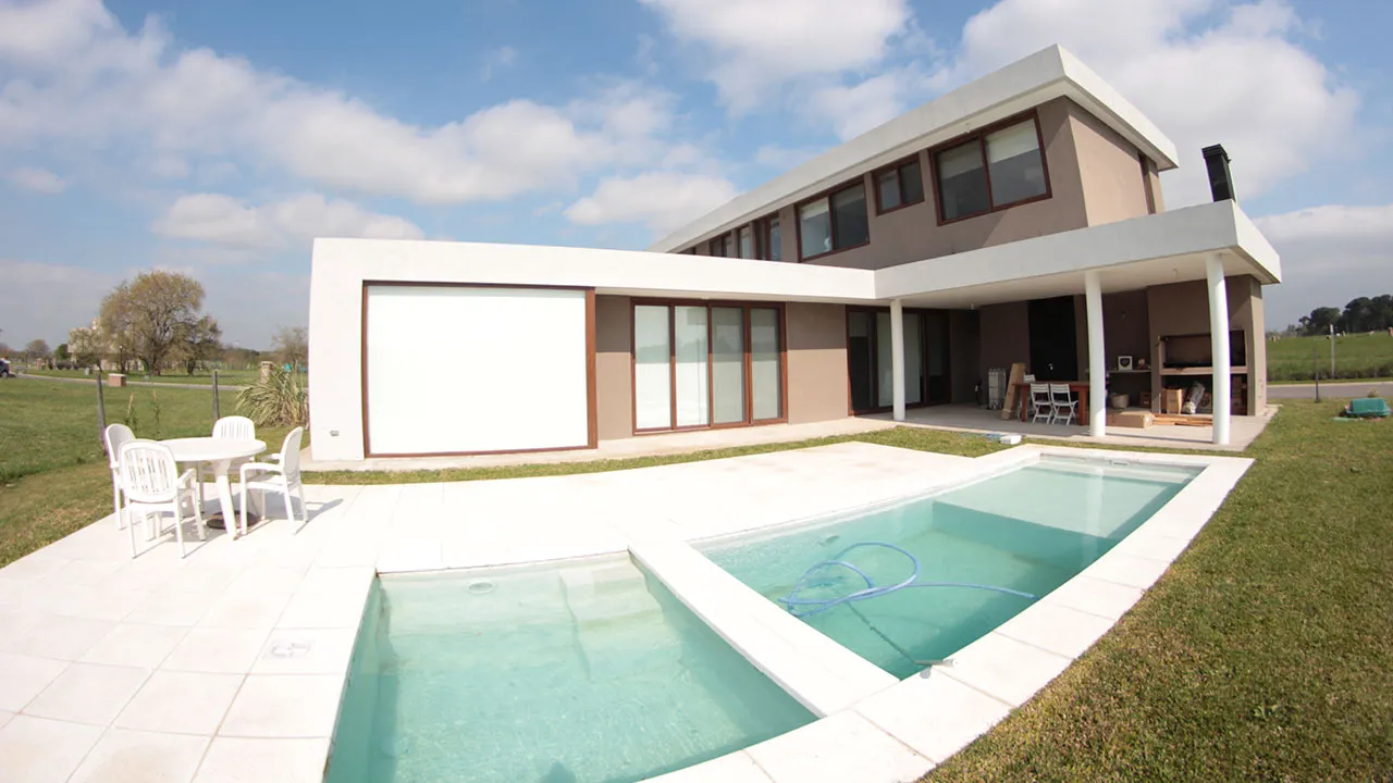 Casa con galería y jardín