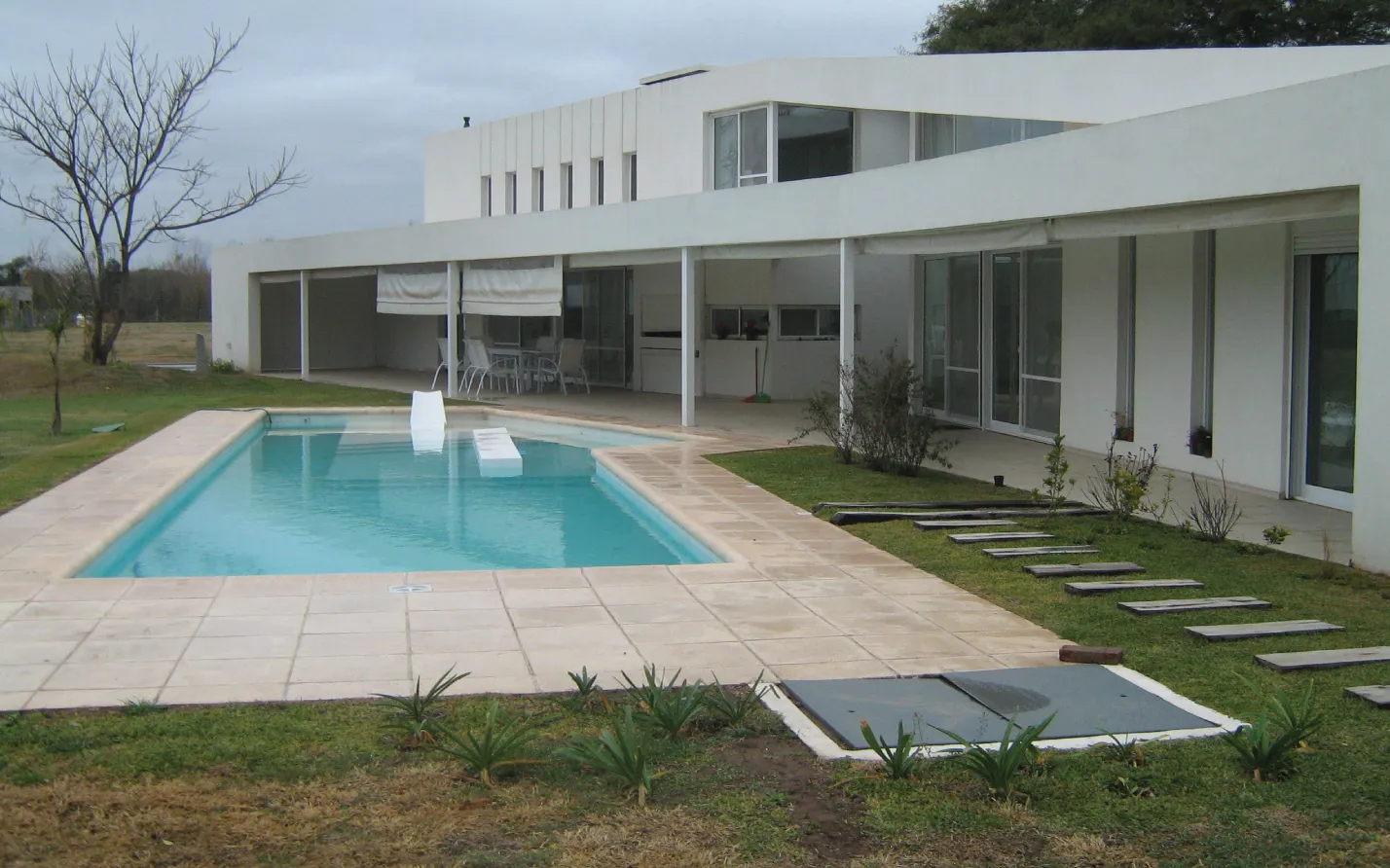 Vivienda terminada con galería y pileta