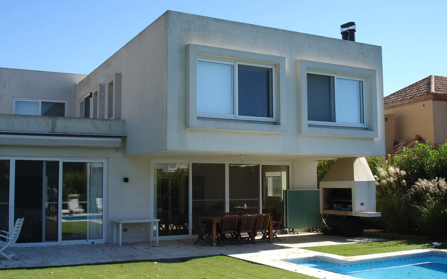 Residencia moderna con pileta